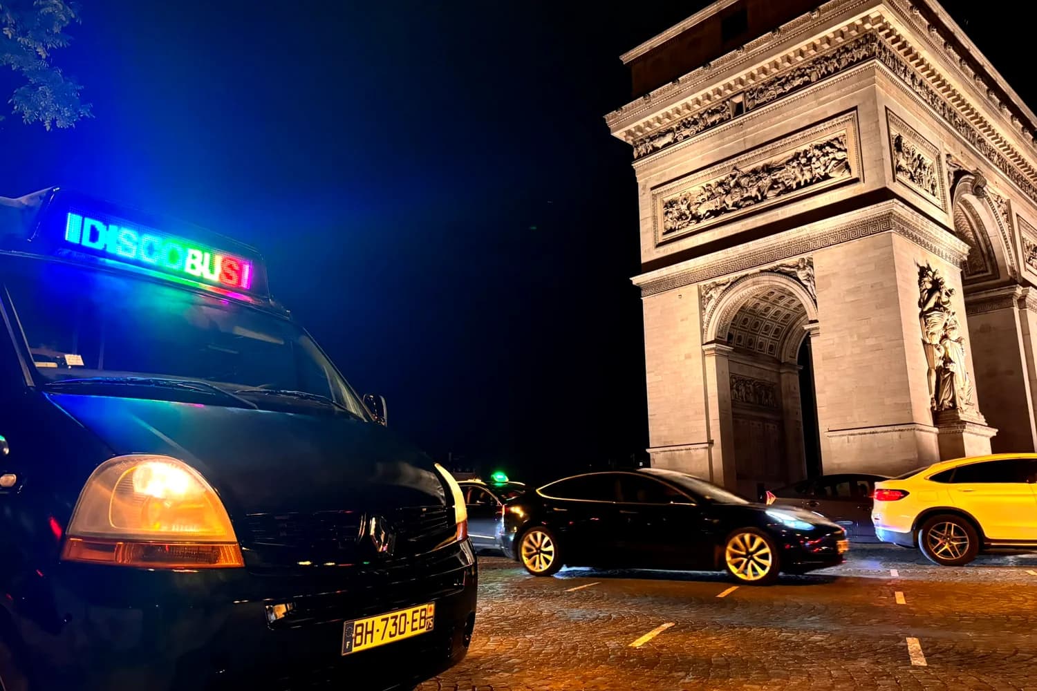 Soirée à bord du Mini Discobus dans Paris avec sono et lumières LED