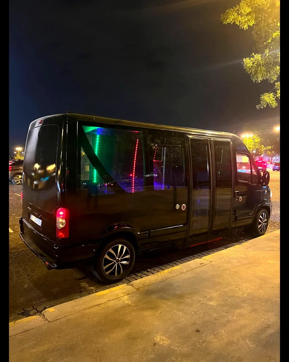 Le Festif vu de l’arrière, intérieur éclairé aux LED vertes et rouges