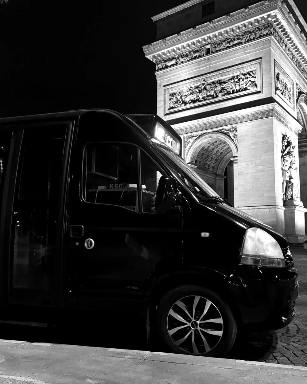 Le Prestige, minibus premium à venir, en noir et blanc devant l’Arc de Triomphe